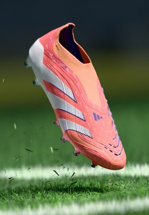PREDATOR ELITE LL AG - Jalkapallokengät tekonurmi - signal coral/footwear white/beam orange