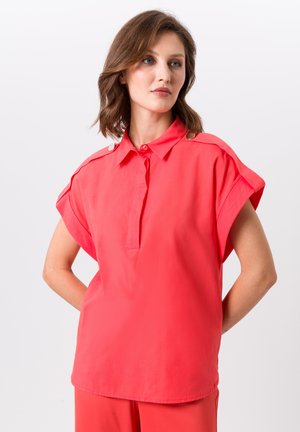 Koraal kleurig overhemd met korte mouwen en een button-down kraag, voorzien van schouderknopen en een soepele, lichte stof.