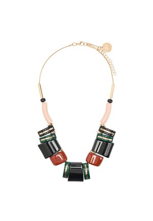 Gruba naszyjnik z geometrycznymi czarnymi, zielonymi i czerwonymi koralikami oraz złotymi akcentami na cienkim złotym łańcuszku z regulowanym zapięciem.