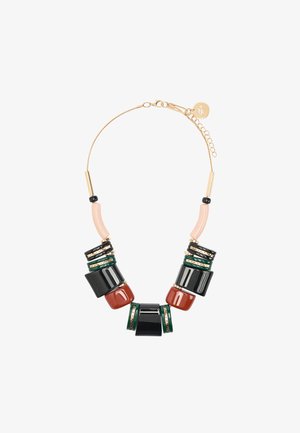 Gruba naszyjnik z geometrycznymi czarnymi, zielonymi i czerwonymi koralikami oraz złotymi akcentami na cienkim złotym łańcuszku z regulowanym zapięciem.