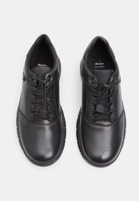 Pantofi din piele neagră cu un finisaj neted, având un design cu șireturi, accente texturate și un interior căptușit pentru confort.