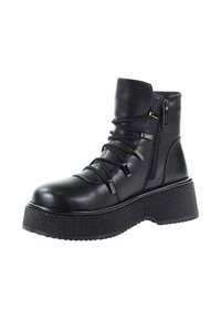Czarne botki za kostkę z grubą platformą, skórzana tekstura, sznurowane z przodu oraz z suwakiem z boku. Metalowe akcenty dopełniają design.