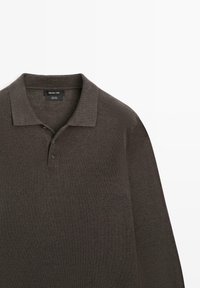 Tmavě šedé polo tričko s dlouhým rukávem, límcem a dvěma knoflíky, vyrobené ze 100% lnu, zobrazené na jednoduchém bílém pozadí.