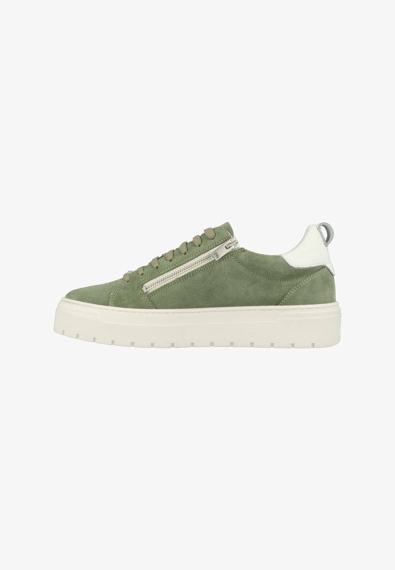 Groene suède sneaker met een witte leren hiel, vetersluiting aan de voorkant en een zijrits. Dikke witte zool met textuurdetails.