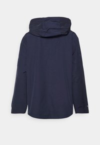 Marineblauwe waterdichte jas met capuchon, lange mouwen en een rechte snit. Heeft een gladde textuur en minimale stikdetails.