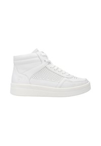 Baskets montantes en matériau synthétique blanc, dotées de panneaux perforés, de lacets plats blancs et d'une semelle en caoutchouc texturé blanc.
