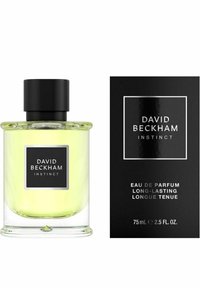 Grön glasflaska med svart kork märkt "David Beckham Instinct." Åtföljd av en svart box med silvertext, 75 mL storlek.