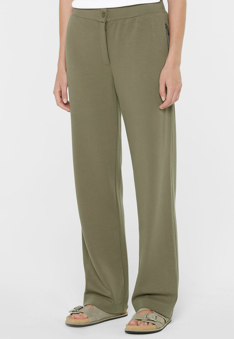 Olivengrüne weit geschnittene Hose aus weichem Stoff, mit Knopfverschluss, seitlichen Reißverschlusstaschen und glatter Textur.