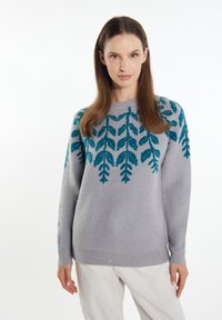 Pulover gri tricotat, cu un model de frunze în nuanțe de teal. Designul se extinde pe umeri și piept, având un guler rotund și manșete ribilate.