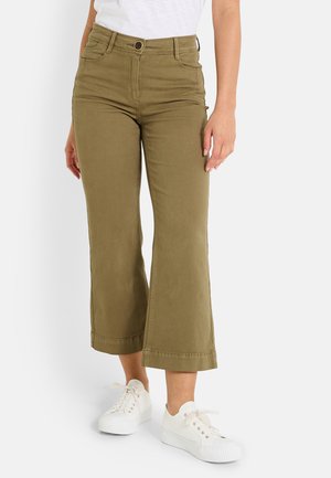 Pantalons courts olive avec une taille haute, poches avant et une coupe large. Fabriqués en tissu mélange coton avec une texture lisse.