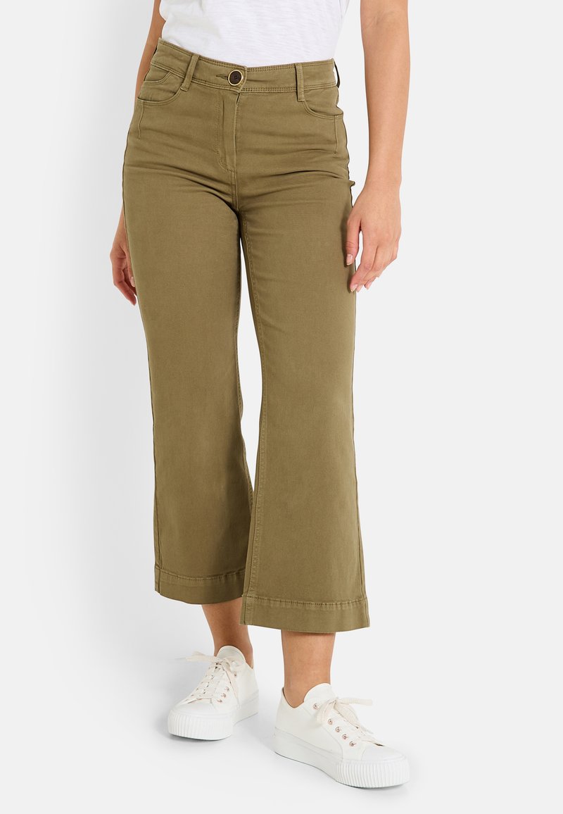 Pantalones recortados color verde oliva con cintura alta, bolsillos frontales y diseño de pierna ancha. Fabricados con una mezcla de algodón de textura suave.