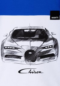Camicia bianca con parte superiore blu che presenta un disegno monocromatico di una Bugatti Chiron, design frontale dettagliato e testo "Chiron" sottostante.