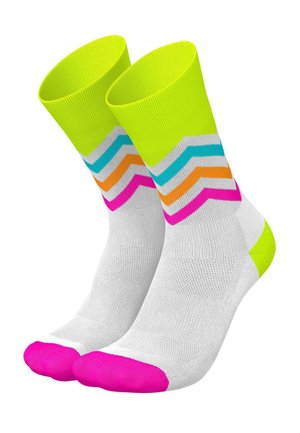 Weiße Knöchelsocken mit neongelben Bündchen und Fersen, leuchtend pinken Zehen und Chevron-Streifen in Blau, Orange und Pink am Knöchel.