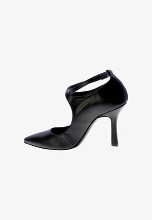 Scarpa nera con tacco alto realizzata in pelle liscia, con punta affusolata, design a ritaglio e cinturino alla caviglia. Tacco sottile e affusolato.