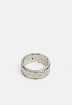 Zilveren metalen ring met een gematteerd diagonaal patroon langs de band. Binnenin staat de markering "FOSSIL STEEL 10." Gladde oppervlakte, laag profiel ontwerp.