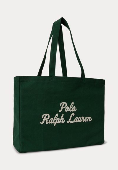 Σκούρα πράσινη τσάντα ώμου με διπλές λαβές και λευκό κεντημένο κείμενο "Polo Ralph Lauren" στο μπροστινό μέρος, σε απλό ανοιχτό φόντο.