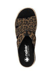 Sandal en tissu à imprimé léopard avec larges brides, intérieur noir rembourré et semelle en jute tressé. Présente le logo de la marque sur la semelle intérieure.