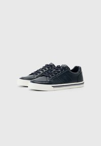 Marine lær sneakers med hvite gummisåler, med teksturerte paneler, rund tå og marine snørebånd, designet for hverdagsbruk.