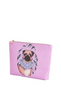 Rozā auduma maiss ar pūka ilustrāciju, kas rotāta ar zilu kakla siksnu un ziedu dekoriem. Zelta rāvējslēdzis augšpusē, gluda tekstūra.