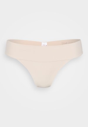 Tanga beige hecho de una tela suave con una cinturilla ancha y plana, y un diseño minimalista. Presenta un corte de talle bajo y bordes sin costuras.
