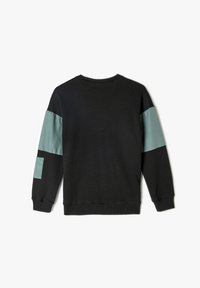Svart sweatshirt med två paneler i satin i teal på axlarna och övre ärmar. Ribbat runt nacke och ärmslut, strukturerad tyg genom hela plagget.
