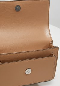 DKNY Axelremsväska - nude