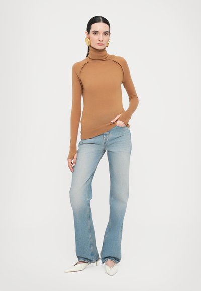 Victoria Beckham Neule - camel