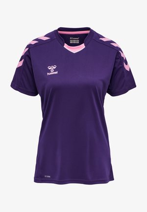 Lila Sporttrikot mit kurzen Ärmeln, weißen und rosa Akzenten, V-Ausschnitt-Design und "hummel"-Logo auf der Vorderseite. Hergestellt aus atmungsaktivem Material.