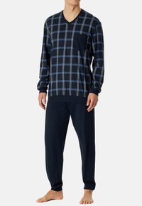 Langdurige luxe slaapset met lange mouwen in navy en blauw, met een v-hals, voorzien van een borstzak en effen navy broeken met een ontspannen pasvorm.