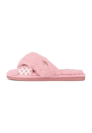 Blød lyserød pelsede slip-on tøfler med quiltet indersål og et lille guldmetal-logo på remmen, set fra siden.