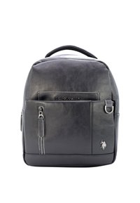 Czarny skórzany plecak U.S. Polo Assn. z przednią kieszeni�ą na zamek, górnym uchwytem, metalowym logo oraz metalowym pierścieniem po prawej stronie z przodu.