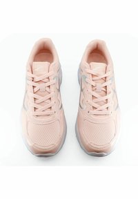 Ljust rosa träningssneakers med överdel i mesh och syntetmaterial, med ton-i-ton-snören, en vadderad sula och silverdetaljer.