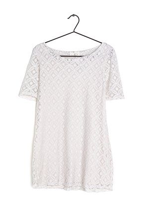 Biała koronkowa sukienka z krótkim rękawem w kwiatowy wzór w kształcie diamentów, wisząca na czarnym wieszaku na białym tle.