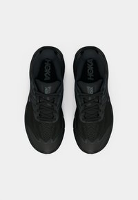 Ζευγάρι μαύρα παπούτσια τρεξίματος μάρκας Hoka, εμφανιζόμενα από πάνω, με κορδόνια και σχέδιο πλέγματος στο πάνω μέρος, σε λευκό φόντο.