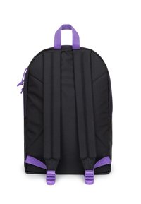 Mochila de tela negra con detalles en púrpura, que cuenta con correas de hombro ajustables, una asa superior para llevar y un respaldo acolchado para mayor comodidad.