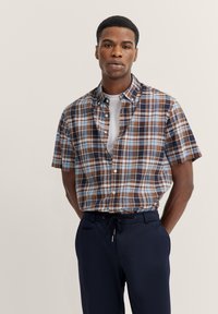 Kurzärmliges kariertes Hemd mit braunen, blauen und weißen Mustern. Der Stoff ist leicht, mit einem button-down Kragen und einer Brusttasche.