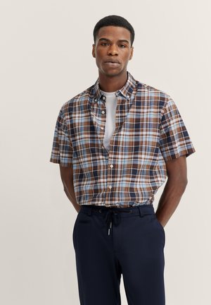Kurzärmliges kariertes Hemd mit braunen, blauen und weißen Mustern. Der Stoff ist leicht, mit einem button-down Kragen und einer Brusttasche.