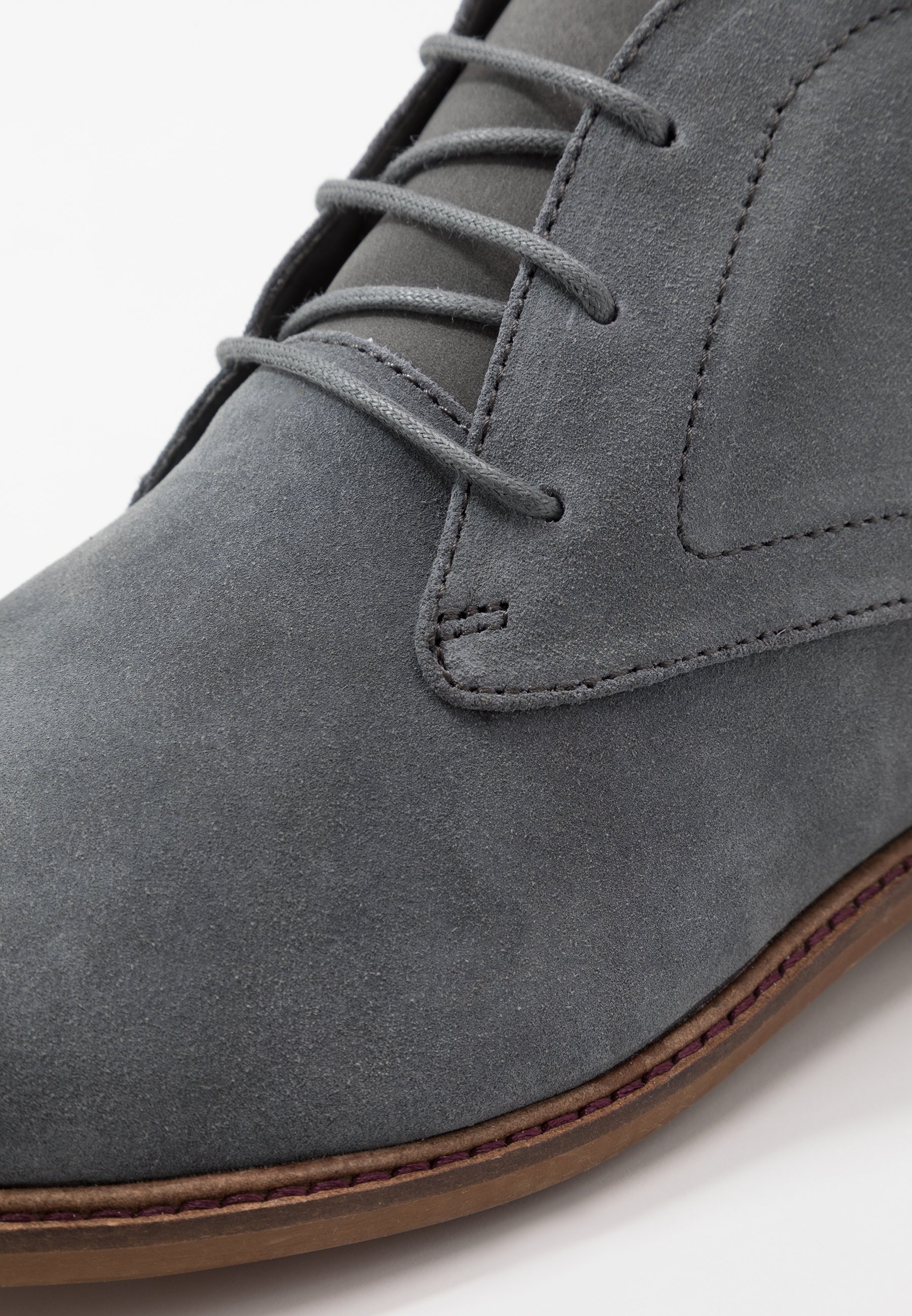 Burton Menswear London BRAN CHUKKA Snøresko greygrå Burton Menswear London BRAN CHUKKA Snøresko tan Zalando.no