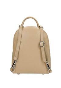 Zaino in pelle beige con due spallacci regolabili, parte superiore arrotondata, superficie testurizzata e dettagli in hardware tono argento.