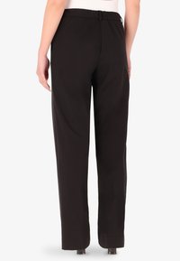 Pantaloni neri con una vestibilità larga, caratterizzati da una texture liscia, un passante per cintura in vita e un design a gamba dritta. Senza motivi visibili.