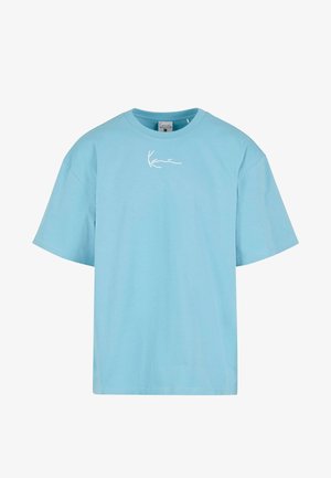 Hellblaues Baumwoll-T-Shirt mit Rundhalsausschnitt und kurzen Ärmeln, das auf der Brust mit weißem geschwungenem Stich verziert ist und einen lässigen Schnitt hat.