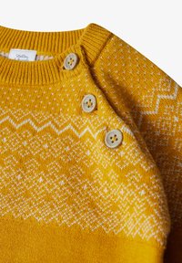 Maglione giallo lavorato a maglia con motivo geometrico bianco, colletto rotondo e tre bottoni decorativi sulla spalla. Tessuto texturizzato.