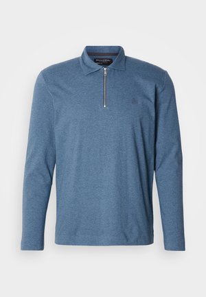 Hosszú ujjú galléros póló melírozott kék szövetből, fél cipzárral, galléros nyakkivágással és finom logórészlettel a mellkason.