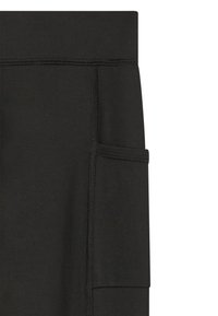 Gros plan noir d'une poche de pantalon avec des coutures visibles et une taille haute sur le côté droit.