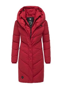 Rød polstret jakke med høj krave og stor hætte. Den har skrå syninger, lynlås lukning og to sidelommer. Stof er glat.