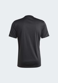 Camiseta negra de manga corta hecha de una tela ligera y suave, con cuello redondo y detalles de costura sutiles en las mangas.
