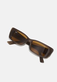 Ochelari de soare rectangulari, căprui, cu un cadru gros și lentile închise la culoare. Prezintă logo-ul Ray-Ban pe una dintre brate. Textură netedă și lucioasă.
