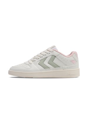 Hvid sneaker med lysegrønne chevrons på siden, pink kant rundt om hæl og krave, snørelukning og flad offwhite sål på hvid baggrund.