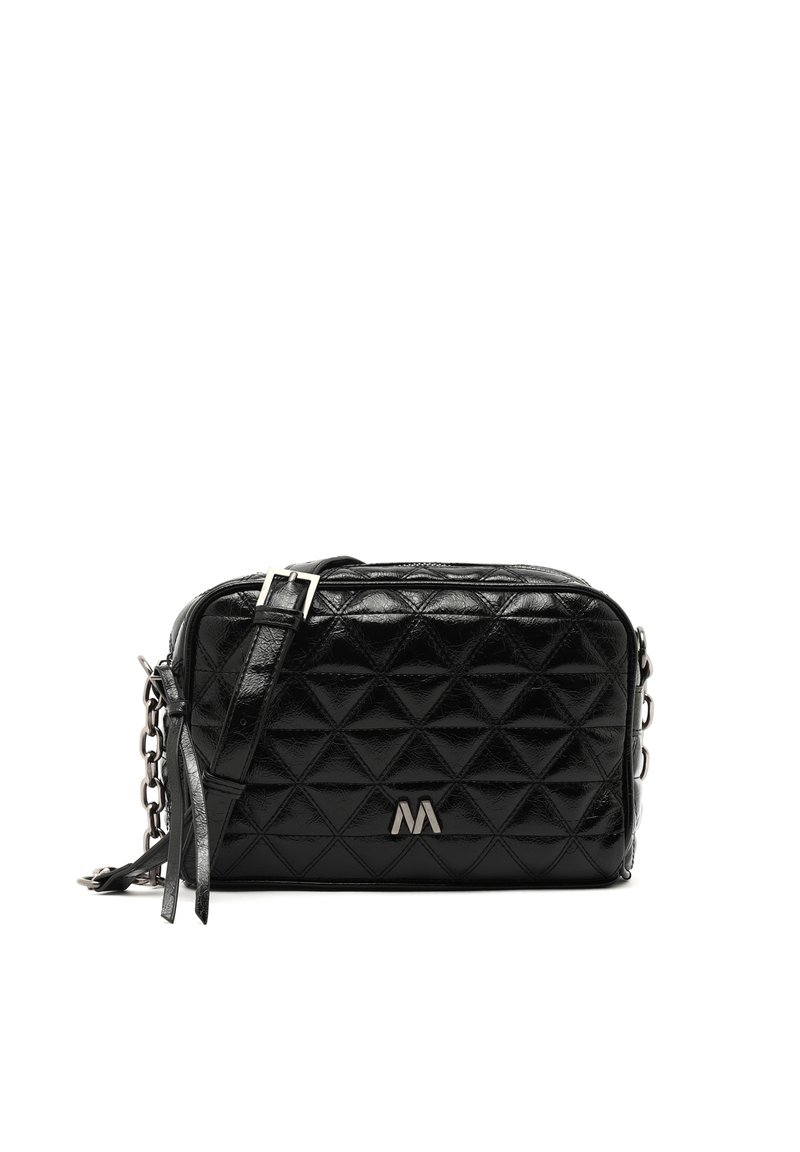 Borsa a tracolla nera trapuntata realizzata in materiale lucido, dotata di manico a catena e un accento con logo argentato sulla parte anteriore. Forma rettangolare con chiusura a zip.