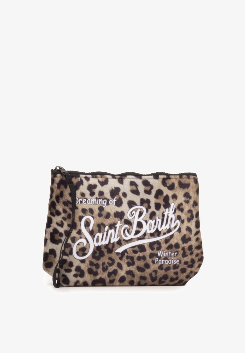 Pochette con stampa leopardata in tessuto, con testo bianco che recita "Sognando Saint Barth" e "Paradiso Invernale" su un lato.